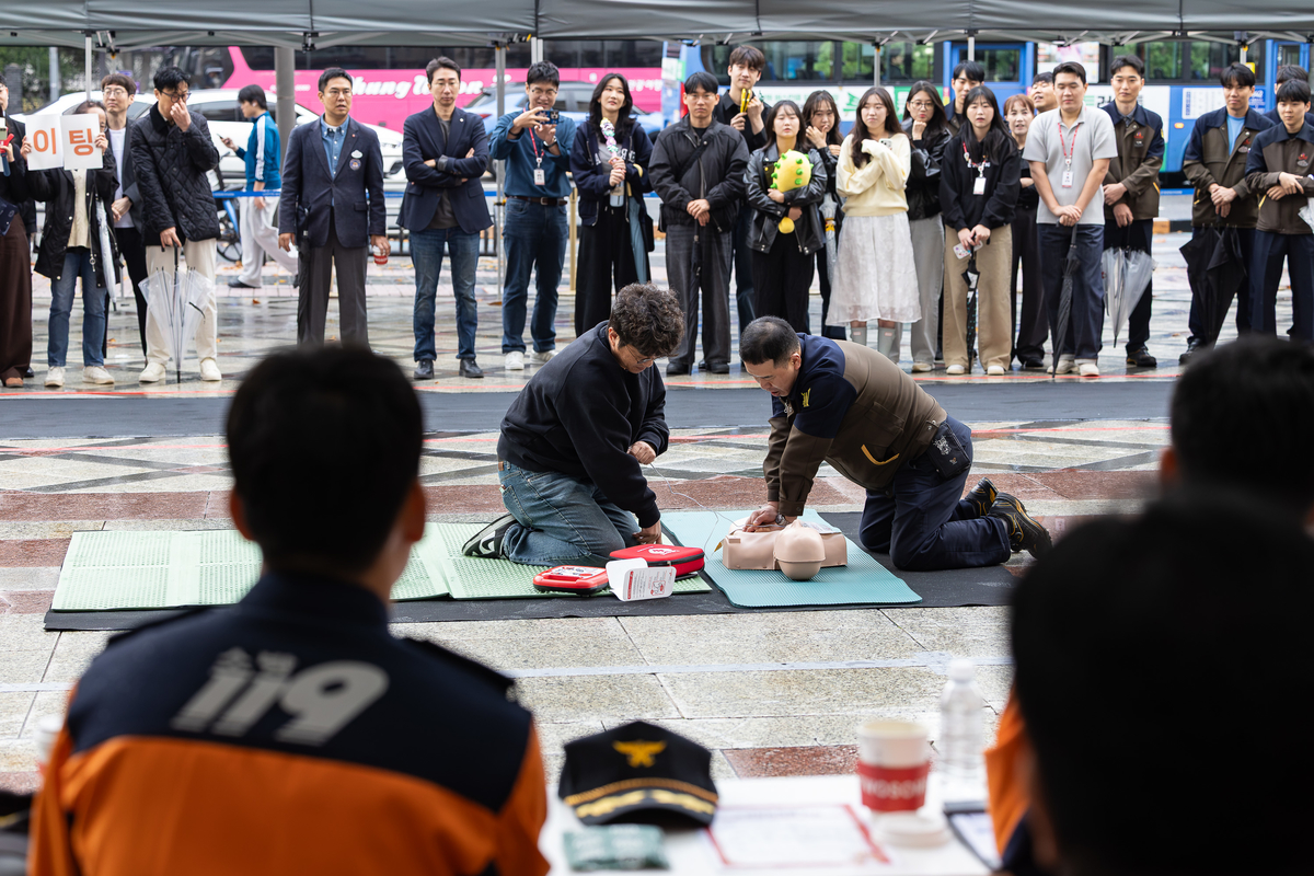 [롯데월드] 2026 임직원 소방경진대회 진행 (2)_ 심폐소생술 시범 중인 롯데월드 직원들.jpg