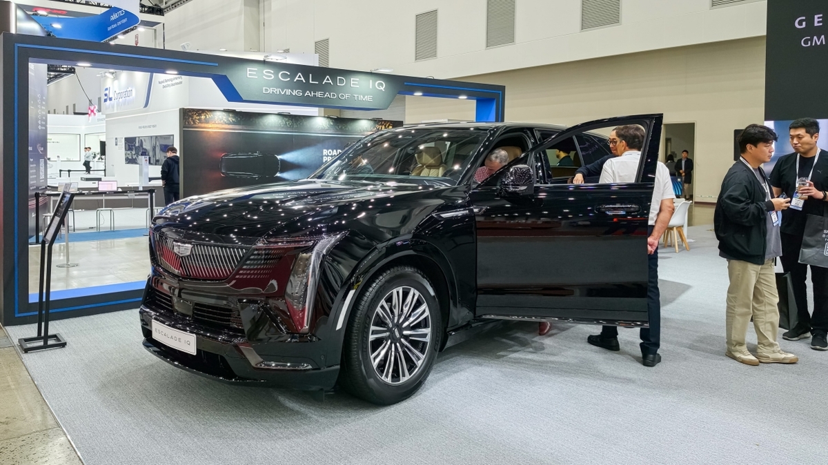 [사진 4] 2026 대한민국 미래모빌리티엑스포 GM 부스에서 캐딜락의 플래그십 풀사이즈 전기 SUV ‘2026 에스컬레이드 IQ’를 살펴보고 있는 관람객들.jpg