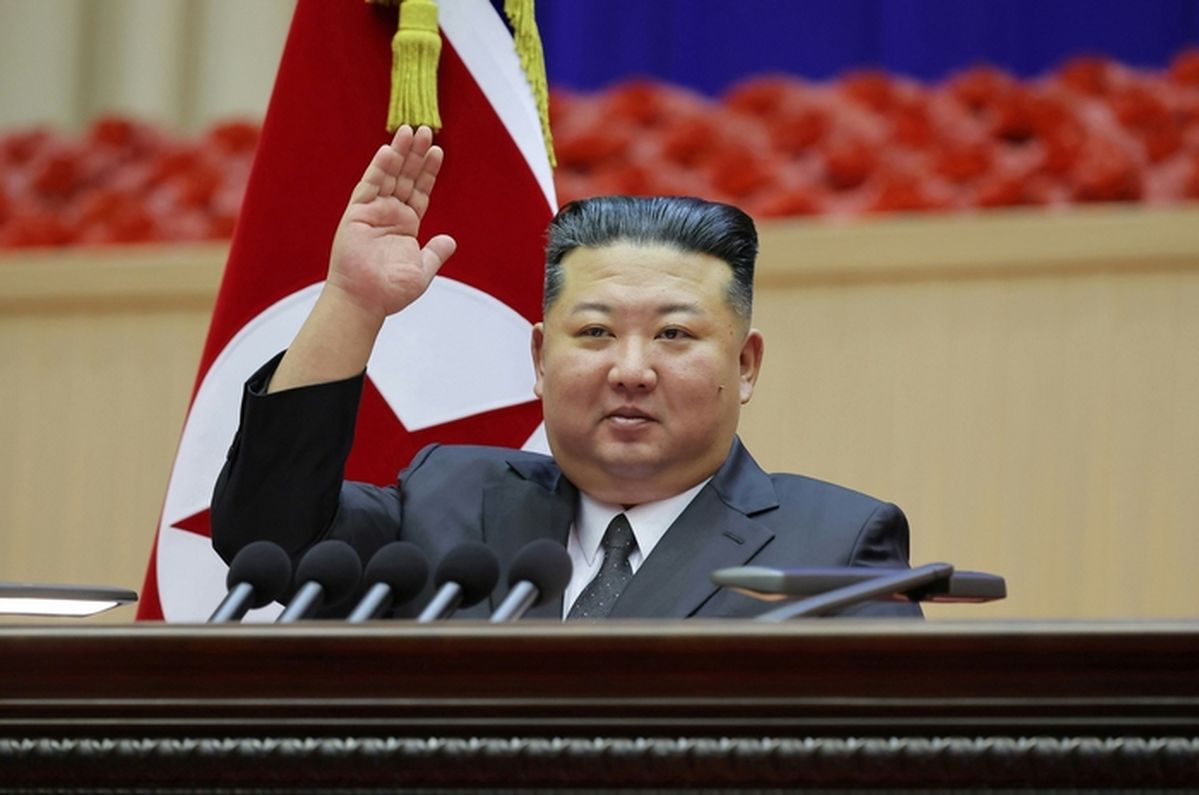 ‘뇌출혈 사망설’ 비웃듯 모습 드러낸 김정은... 대규모 軍 행사 지도하며 건재함 과시