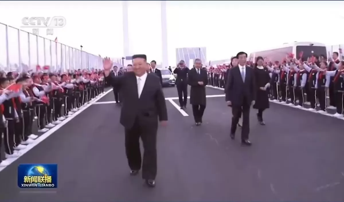 본문 이미지 - 김정은 북한 노동당 총비서가 24일 중국 랴오닝성 단둥을 방문한 가운데, 신압록강대교에서 환영 인파를 향해 손을 흔들며 이동하고 있다. 김 총비서의 단둥 방문...