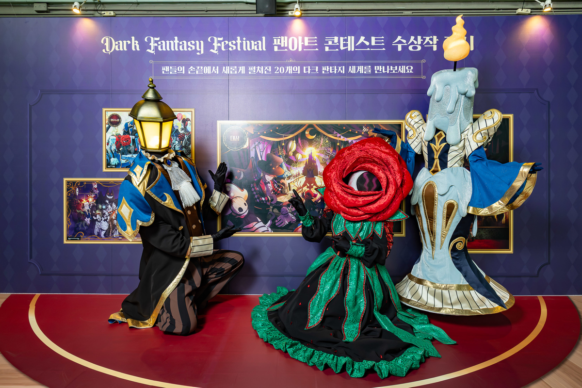 [롯데월드 어드벤처] (1) 다크 판타지 페스티벌 팬아트 콘테스트 수상작 전시_(좌측부터) 베스퍼, 로젤, 캔드라.jpg