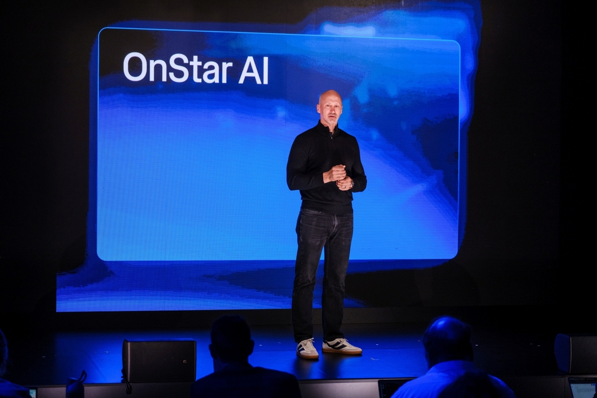 [사진 3] ‘GM Forward’ 행사에서 온스타 AI(OnStar AI)를 소개하는 스털링 앤더슨 GM 최고제품책임자(CPO).jpg