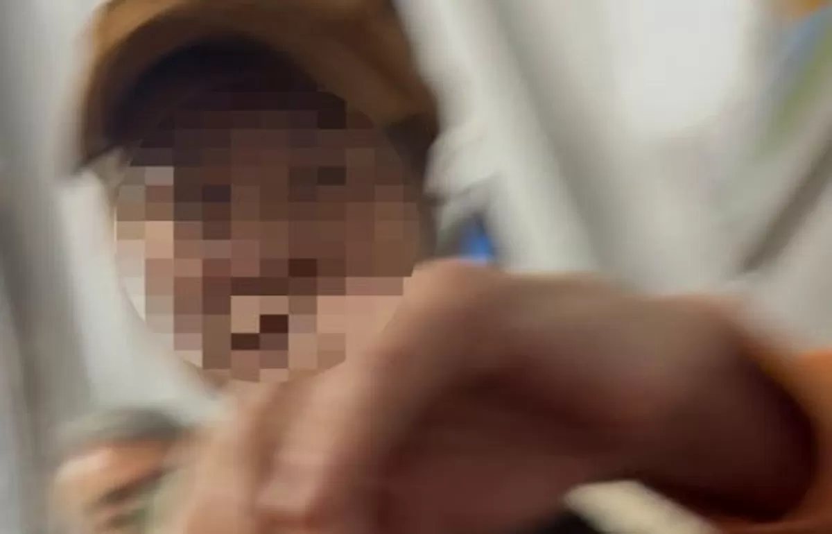 수술을 마치고 귀가하던 여성이 지하철 교통약자석에 앉았다가 한 노년 여성에게 폭언과 폭행을 당했다는 사연이 전해져 논란이다. 영상은 사회관계망서비스(SNS) 스레드 캡처. [...
