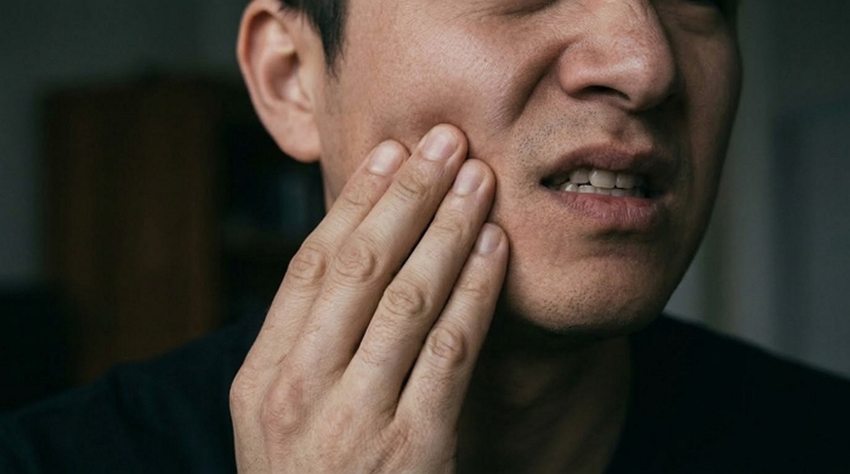 Man_holding_aching_cheek_20261027091010.jpg