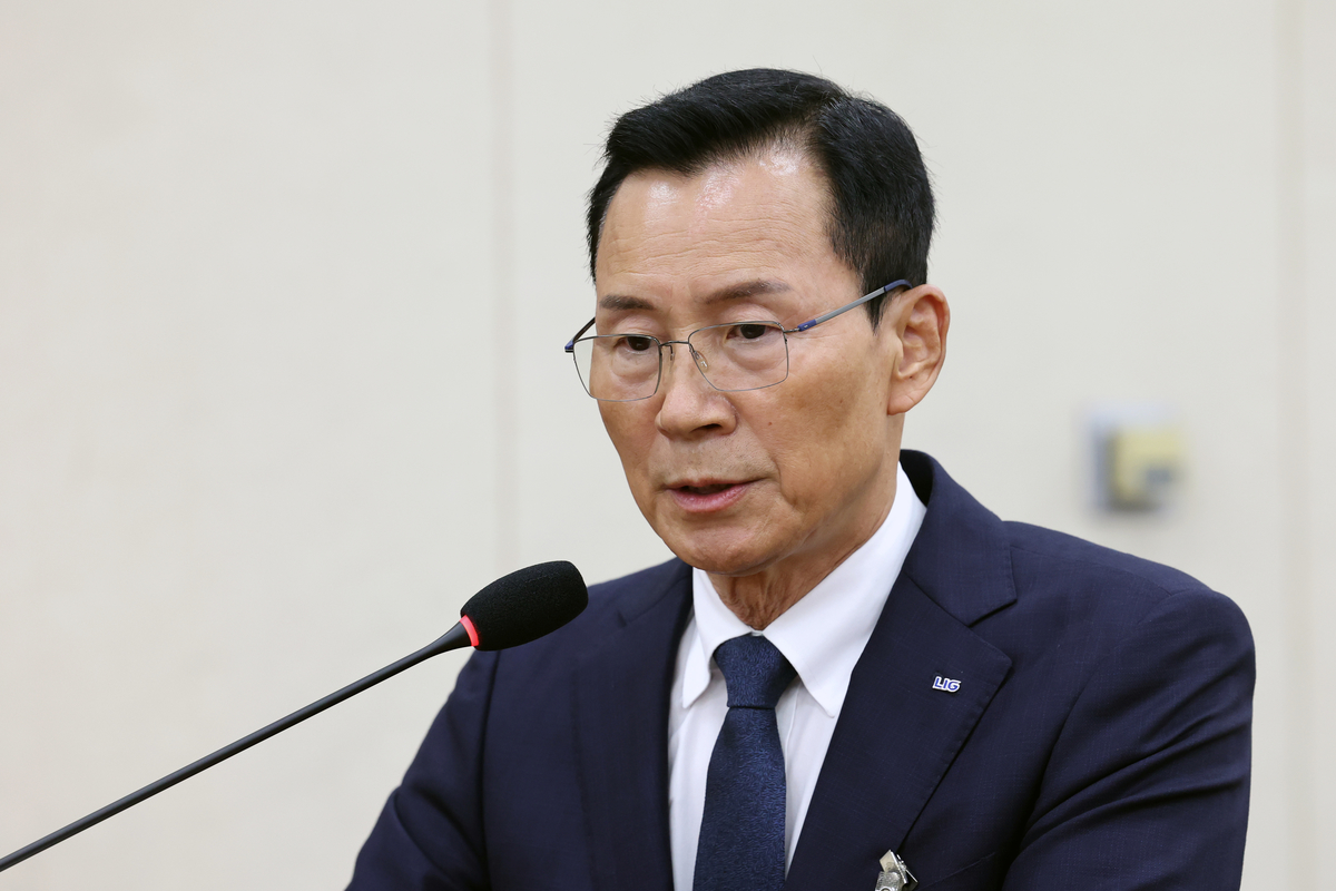 origin_국감의원질의에답하는신익현LIG디펜스에어로스페이스사장 (1).jpg