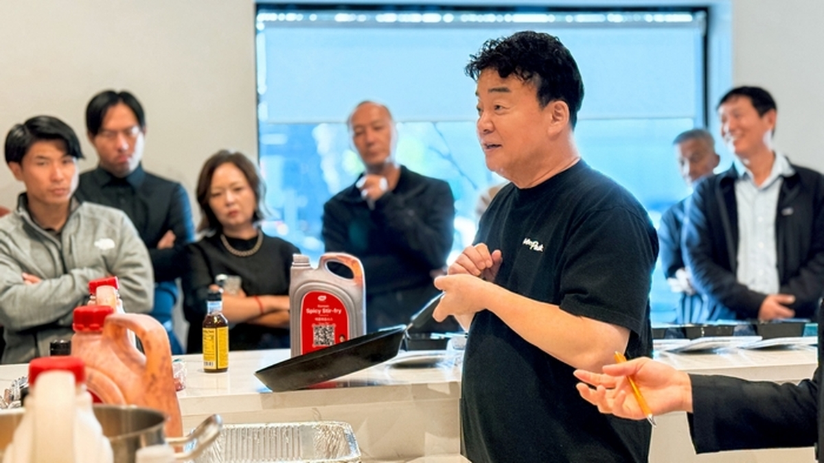 (사진1) 美 식품 유통기업 JFC·위즈메탁 주요 관계자를 대상으로 TBK 소스를 소개하고 요리를 시연 중인 백종원 대표.jpg