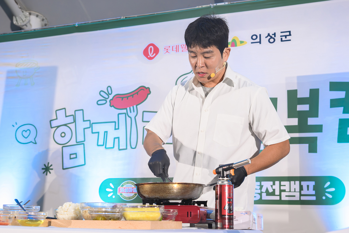 사진3_롯데웰푸드 _의성마늘 햄복충전캠프_에서 김훈 셰프가 의성마늘 제품을 활용한 쿠킹쇼를 선보이고 있다.jpg
