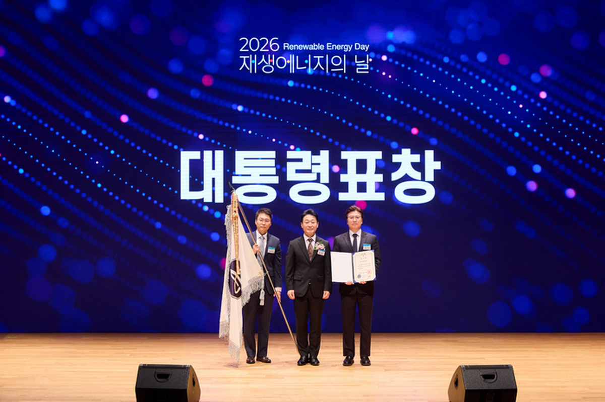 [사진자료] 아모레퍼시픽, 재생에너지 산업발전 유공 대통령표창 수상 촬영 이미지.png
