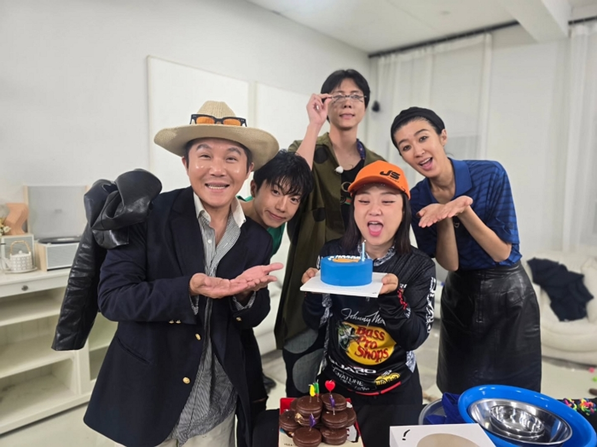 넷플릭스 도라이버!회마다 남아있는 사진이 정말 많네요._5년이란 시간 동안 우리 다섯 명은 정말 가족 같은 사이가 되었고, 이젠 안 만나면 이상할 정도가 되었는데..._ (2).jpg