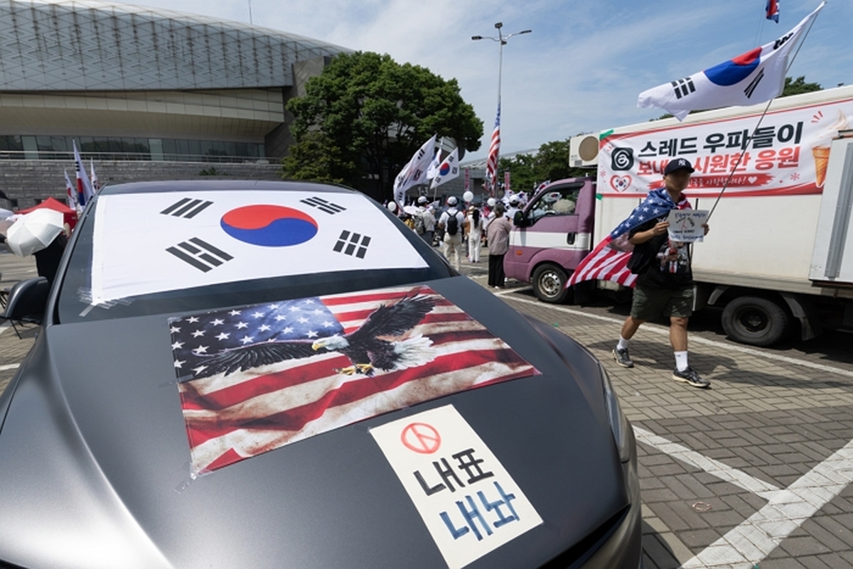 origin_차에태극기·성조기붙이고.jpg