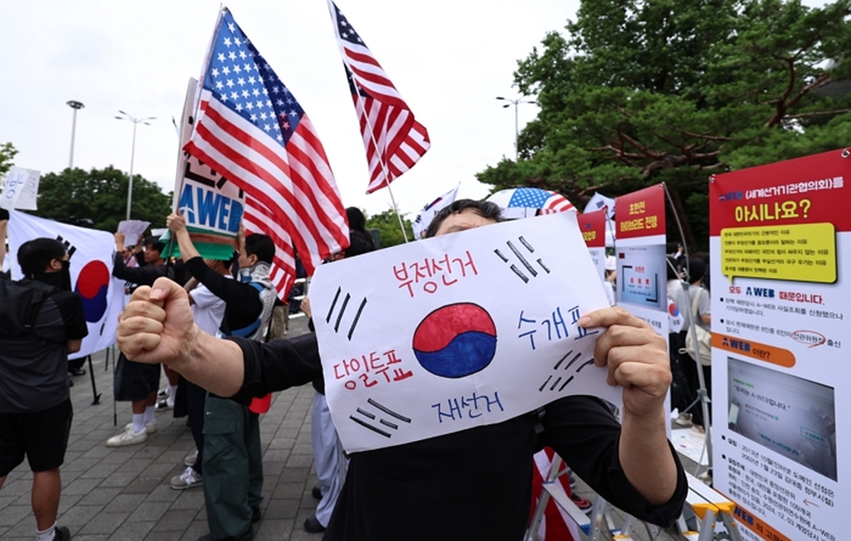 origin_재선거구호외치는시위참가자.jpg