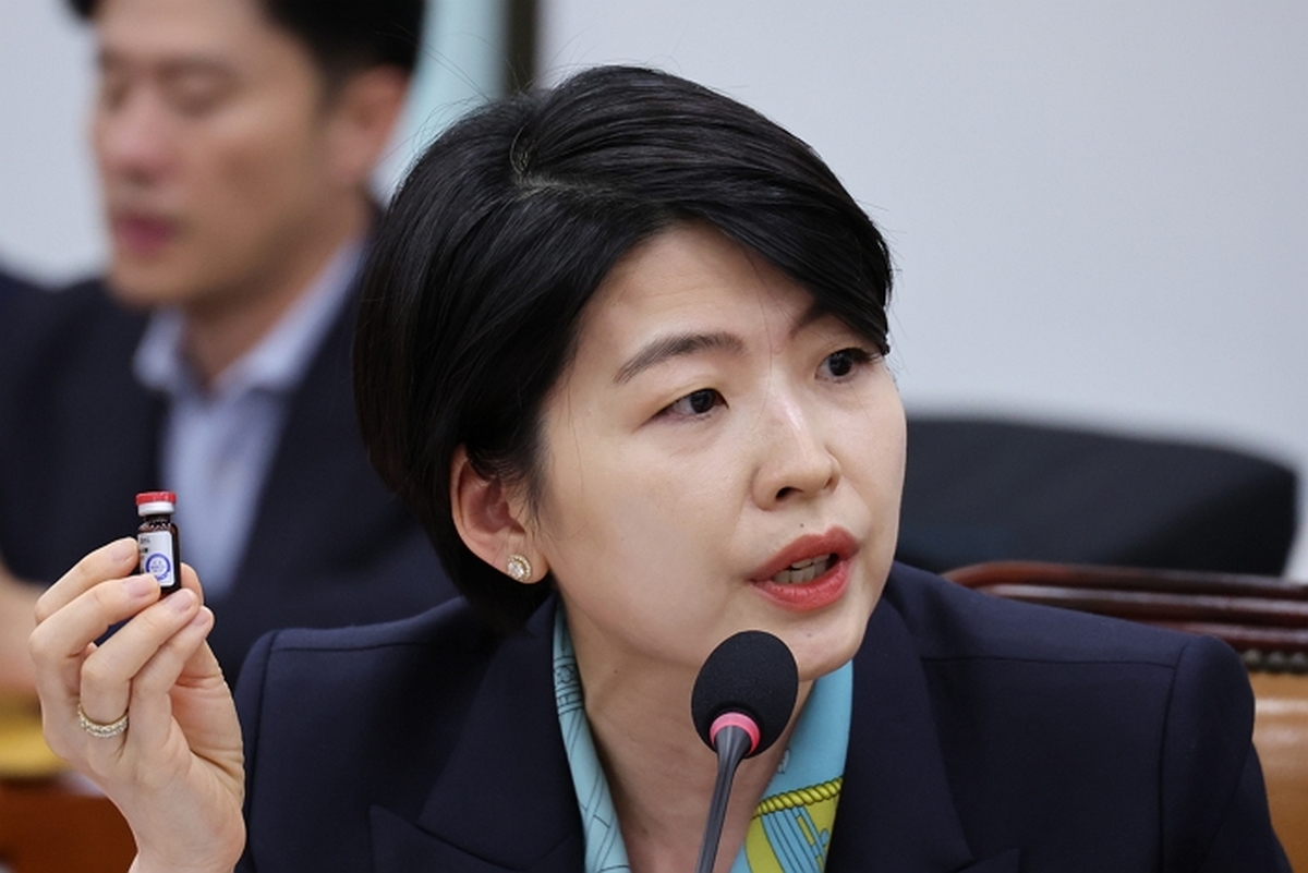origin_국감약침들고질의하는한지아의원.jpg