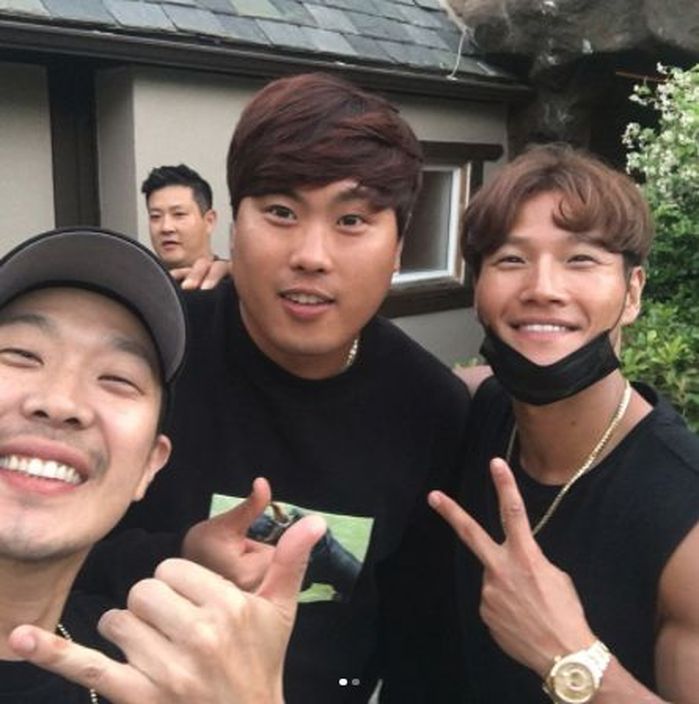 류현진의 첫 승을 친형제처럼 기뻐한 하하·김종국