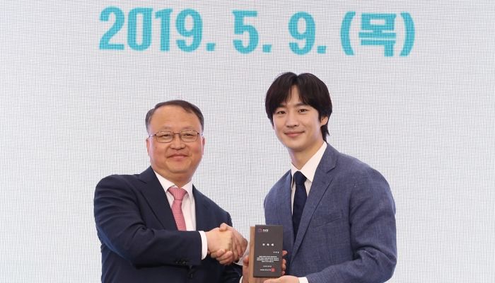 ‘국세청 홍보대사’ 임명되자 기뻐하는 ‘모범 납세자’ 이제훈